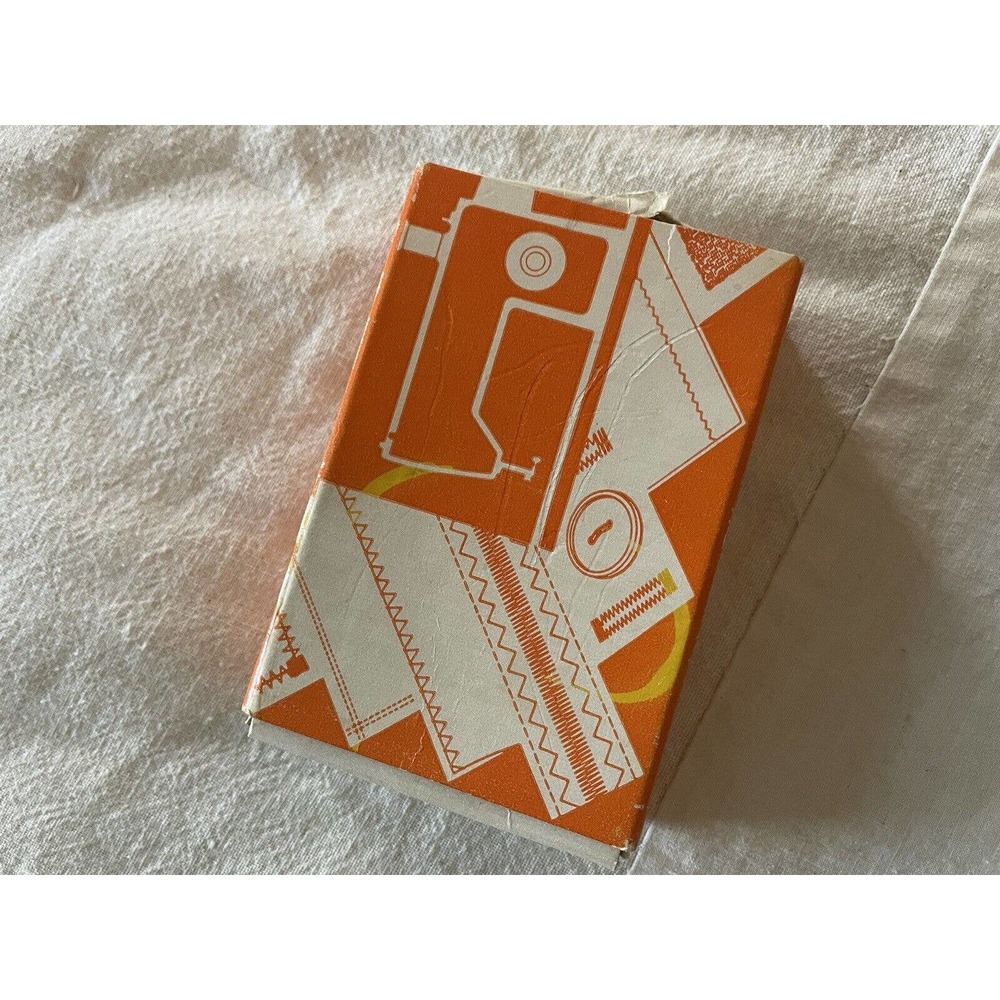 Vintage Singer Sewing Machine Box With Miscellaneous Parts‎